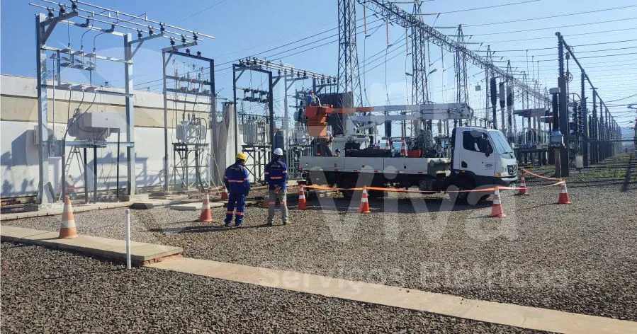 Equipe trabalhando em uma subestação elétrica