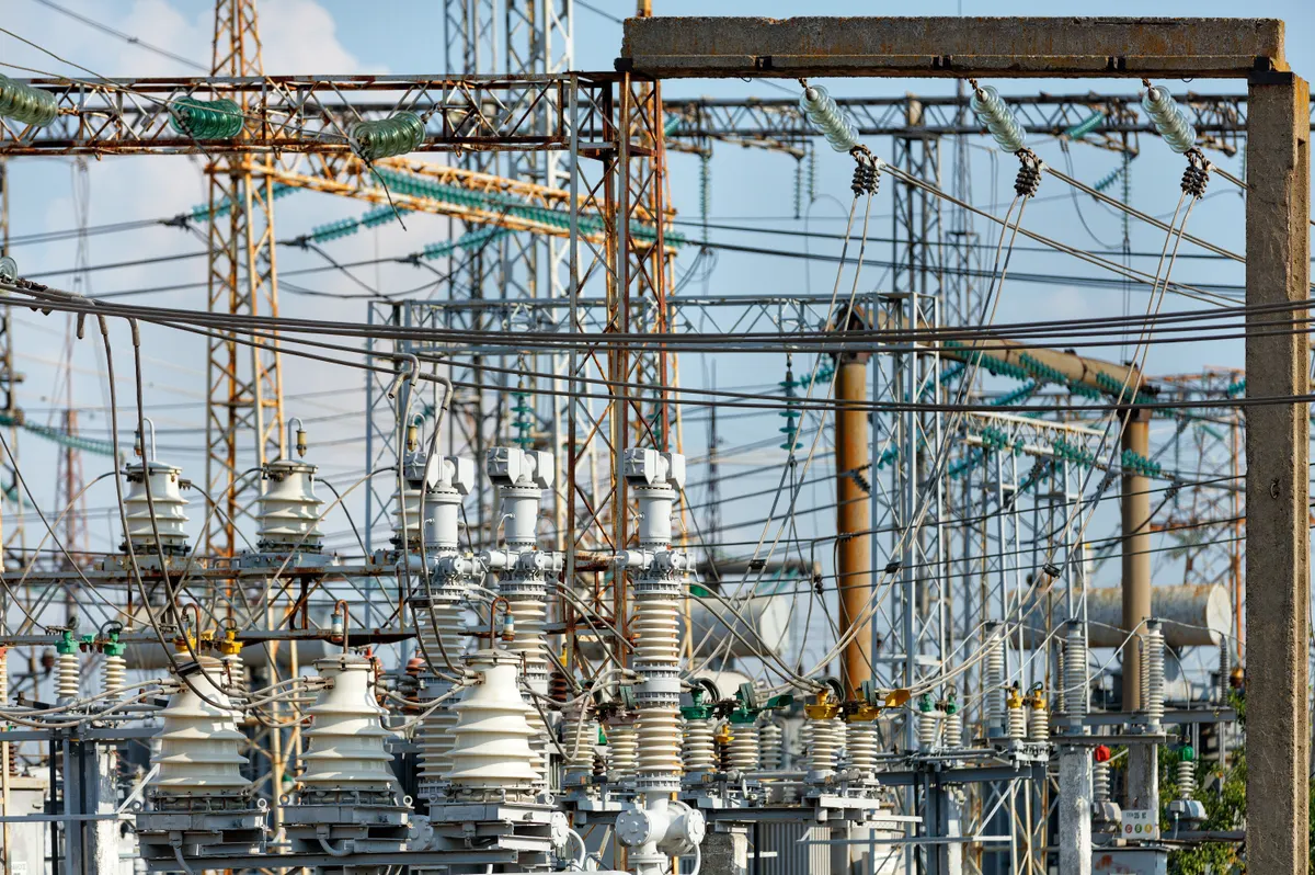 Condutores e isoladores em um pátio externo de subestação