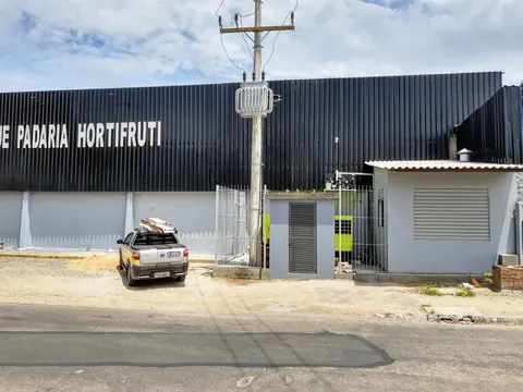 Transformador no poste e cabine de medição junto ao prédio atendido