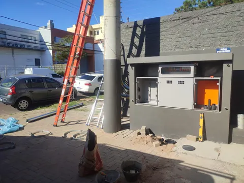 Poste e abrigo de medição durante a montagem da subestação