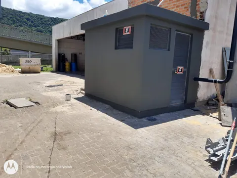 Abrigo de medição com revestimento cinza e portas metálicas de acesso