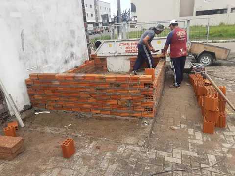 Construção das primeiras fiadas das paredes do abrigo de medição