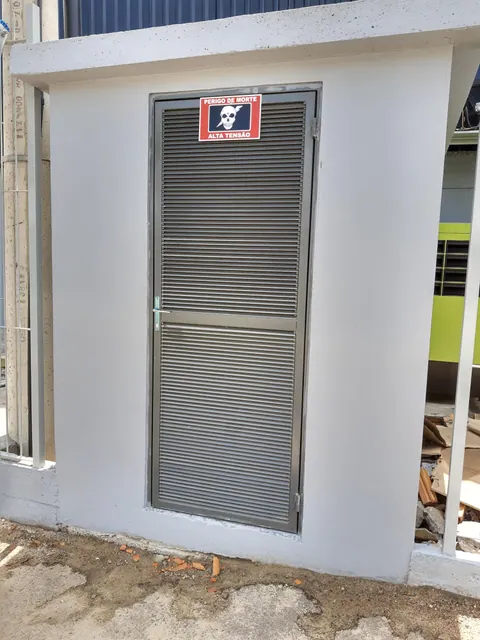 Cabine de medição com paredes pintadas e porta metálica ventilada
