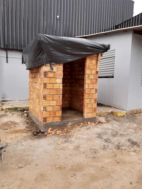 Paredes da cabine em alvenaria com abertura da porta e cobertura provisória