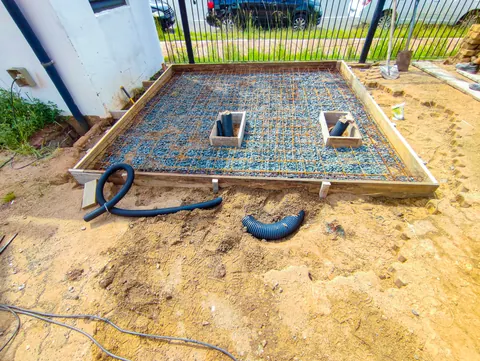 Armadura da base com aberturas e eletrodutos antes da concretagem