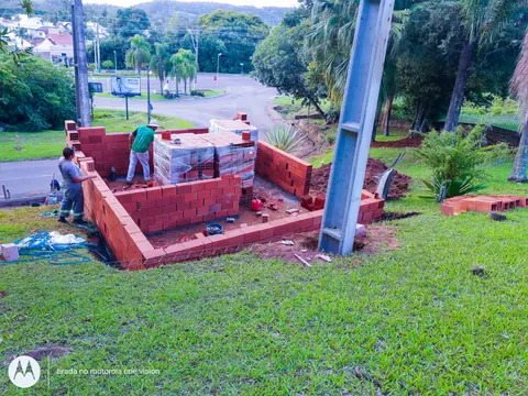 Paredes de alvenaria em execução na cabine de média tensão abrigada