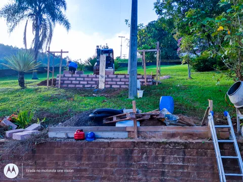 Fundação em construção para o abrigo da cabine de média tensão