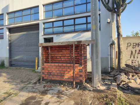 Abrigo de medição com alvenaria exposta junto ao poste