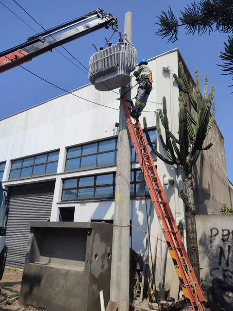 Montagem do transformador no poste com apoio de guindaste