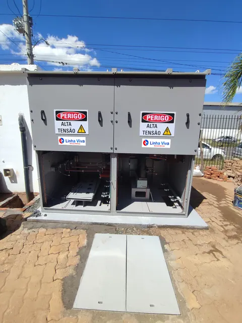 Cabine de média tensão blindada posicionada sobre a base na metalúrgica