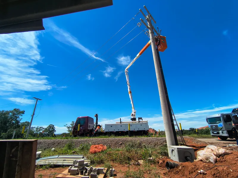 Caminhão com cesto aéreo junto ao poste de entrada de média tensão