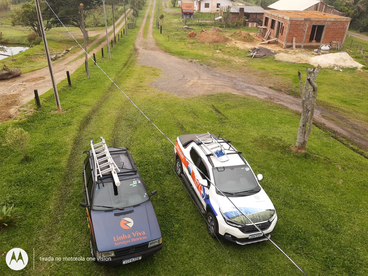 Dois veículos da Linha Viva com escadas, fotografados em 2021