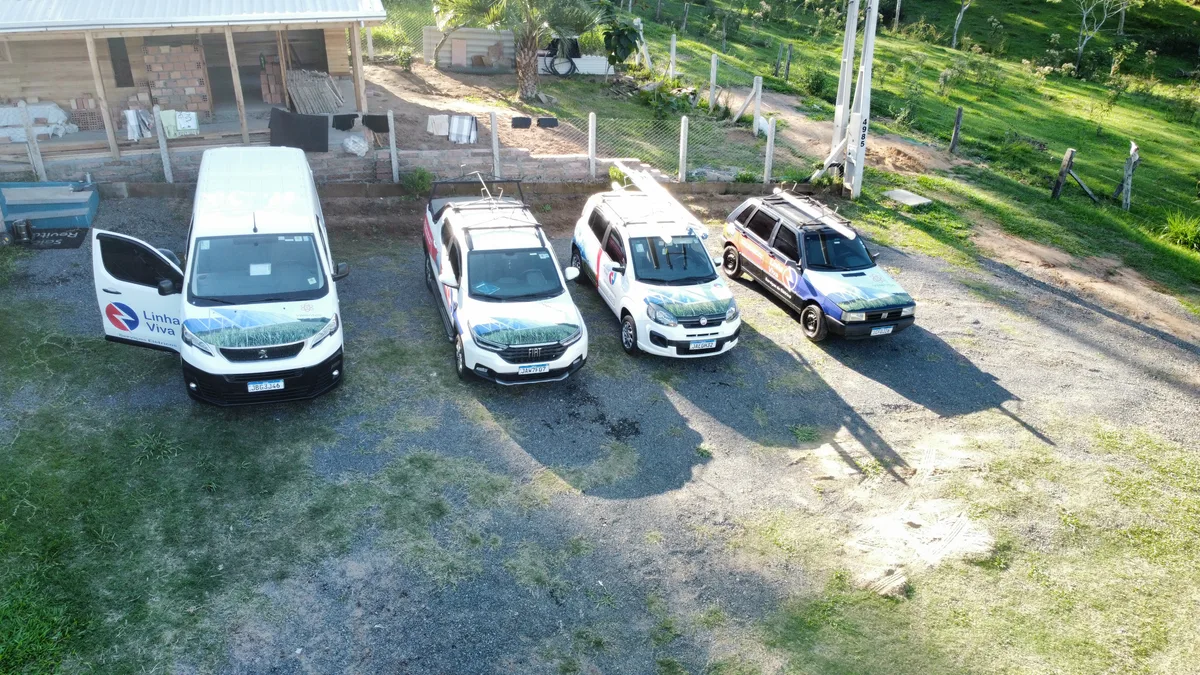 Vista aérea de quatro veículos identificados com a marca Linha Viva em 2023