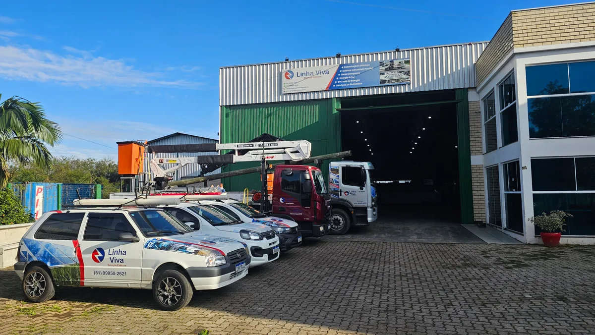 Veículos e caminhões com equipamentos em frente à estrutura do Grupo Linha Viva em 2026