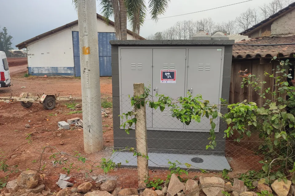 Cabine elétrica externa em área de instalação de subestação