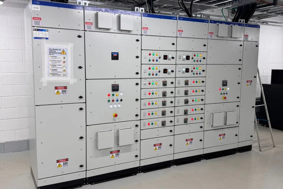 Painéis elétricos e infraestrutura de cabos em sala elétrica industrial