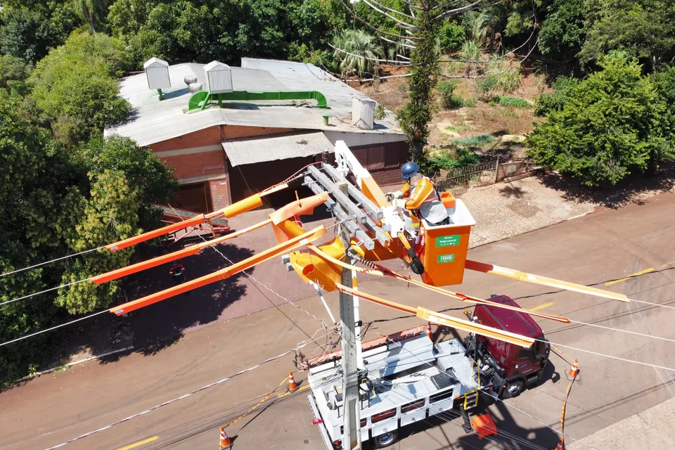 Vista aérea de equipe em cestos elevados trabalhando na rede elétrica com coberturas isolantes