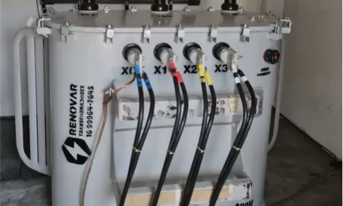 Transformador com cabos conectados aos terminais