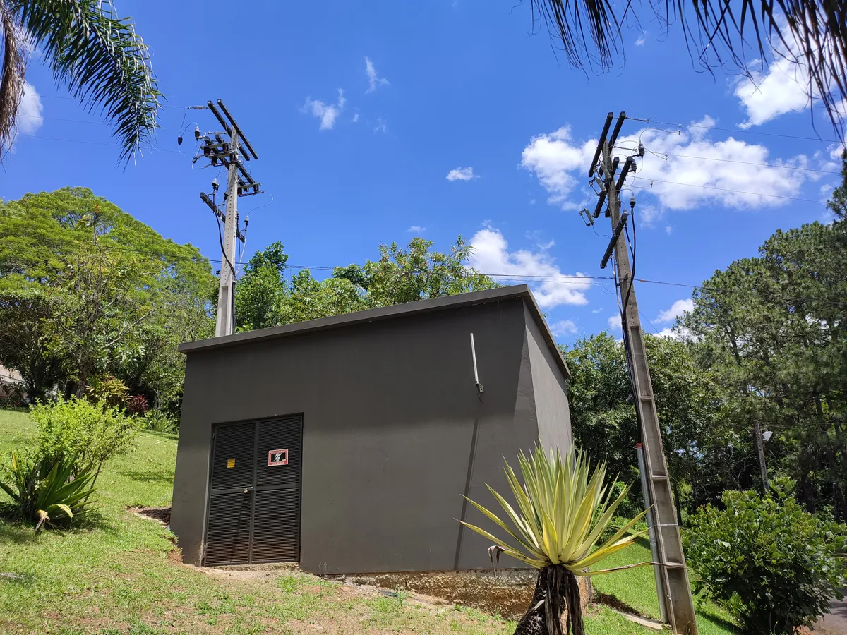 Cabine primária de alvenaria com postes e rede aérea ao redor